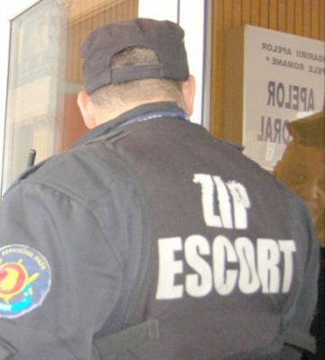 Oprit de un agent de pază să tâlhărească o tânără